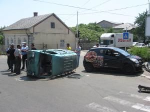 Accident: Autoturism răsturnat în intersecţia de la „Pedagogic”, după un impact violent