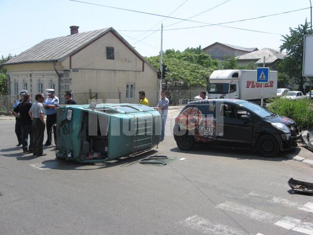 Accident: Autoturism răsturnat în intersecţia de la „Pedagogic”, după un impact violent
