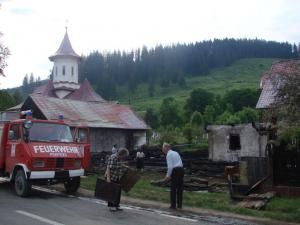 Incendiu devastator: Prăznicarul bisericii din Putna şi două gospodării, mistuite de flăcări