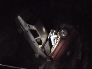 Pericol pe şosea: Două maşini, căzute pe DN 17, într-o groapă de patru metri