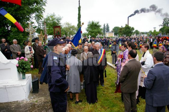Primarul Mihai Frunză împreună cu veteranii de război şi alţi reprezentanţi ai şcolilor şi altor instituţii din Rădăuţi