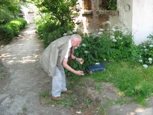 Radu Bercea luând pământ de pe locul fostei Securităţi din Suceava