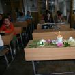 Colegii săi de clasa ai lui Emil au pus flori si au aprins lumânări pe banca acestuia