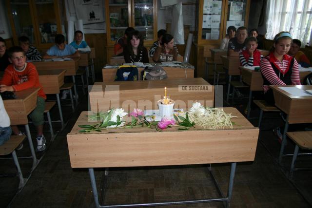 Colegii săi de clasa ai lui Emil au pus flori si au aprins lumânări pe banca acestuia