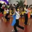 Perechi dansând în prima zi a Festivalului Naţional de Dans Sportiv