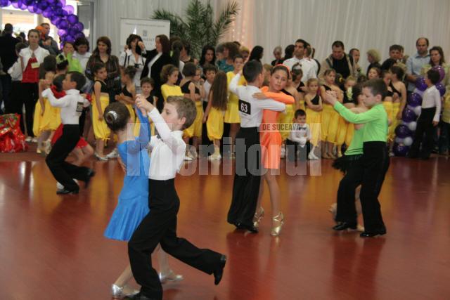 Perechi dansând în prima zi a Festivalului Naţional de Dans Sportiv