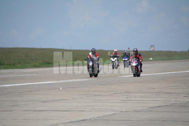 Şi motocicliştii au avut voie să-şi testeze motoarele pe pista aeroportului