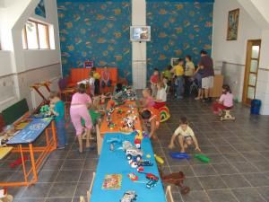 Sute de copii au rămas fără loc la grădiniţă