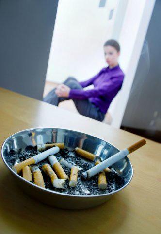 Fumatul este asociat cu un risc mare de pierderi de memorie şi demenţă. Foto: BE&W