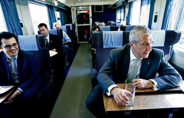 Tăriceanu a călătorit cu trenul pentru a transmite românilor că transportul pe calea ferată este mai comod şi puţin poluant decât cel rutier. Foto: MEDIAFAX