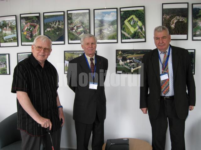 Ştefan Petrescu împreună cu academicienii Eugen Simion şi Mihai Cimpoi