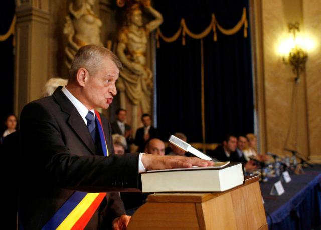 Sorin Oprescu a depus jurământul la învestirea în funcţia de primar general al Capitalei. Foto: MEDIAFAX