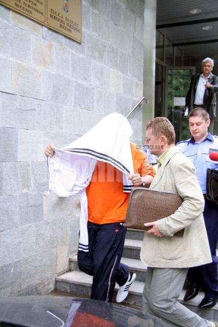 Radu Cozaciuc şi-a pus haina in cap la ieşirea din sediul Parchetelor