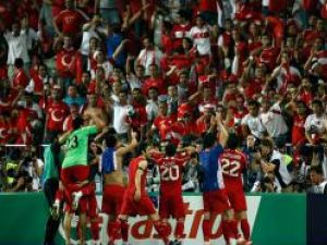 Jucătorii turci mulţumesc fanilor, vineri, 20 iunie 2008, pe stadionul Ernst Happel, din Viena, Austria, la sfârşitul meciului dintre Croaţia si Turcia. Foto: MEDIAFAX