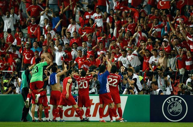 Jucătorii turci mulţumesc fanilor, vineri, 20 iunie 2008, pe stadionul Ernst Happel, din Viena, Austria, la sfârşitul meciului dintre Croaţia si Turcia. Foto: MEDIAFAX