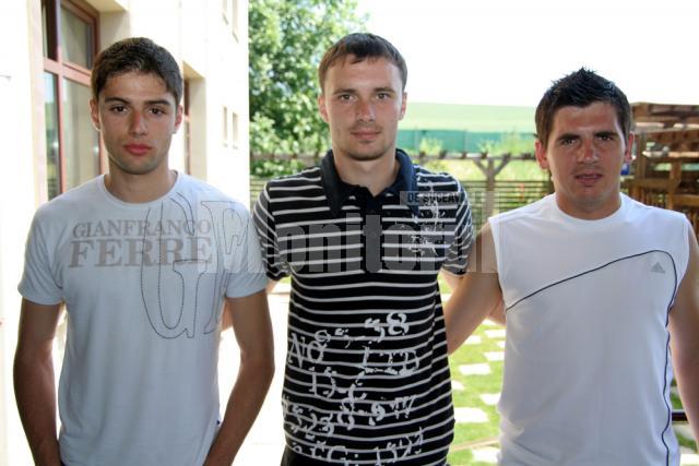 Moldovenii Denis Galiarski, Vasile Ţuguţki şi Alexei Casian (de la stânga la dreapta) vor da probe de joc la Cetatea