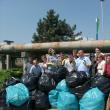 Iniţiativă ecologică: Zeci de saci de gunoi adunaţi de angajaţii OMV din jurul benzinăriei