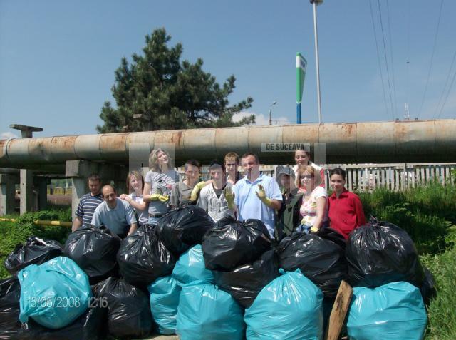 Iniţiativă ecologică: Zeci de saci de gunoi adunaţi de angajaţii OMV din jurul benzinăriei