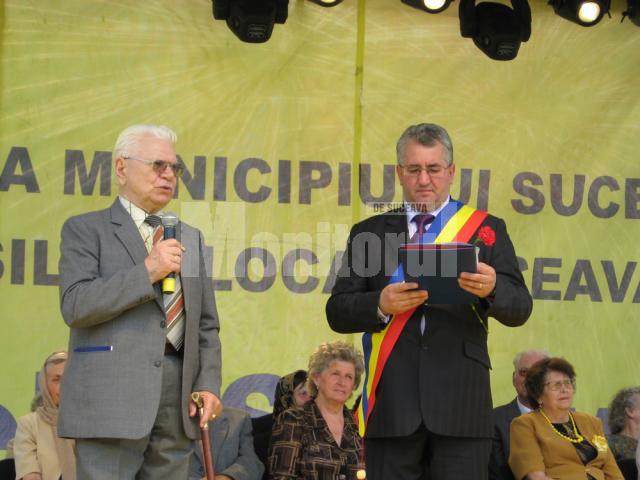 Primarul Ion Lungu înmânează diplomele de Cetăţean de Onoare