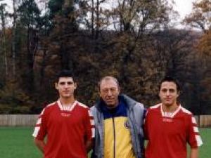 Mircea Negru (stânga), alături de Nicolae Dobrin şi un alt coleg de la juniori