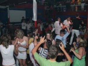 Iubitorii de manele s-au adunat vineri noapte într-o discotecă din Salcea pentru concertul fiicei lui Nicolae Guţă, Nicoleta