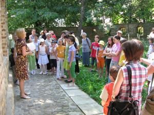 Muzeograful Iustina Humă la întâlnirea cu copiii de la Hanul Domnesc