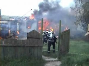 Flăcări cât casa: Gospodărie făcută scrum, din cauza unei prize defecte