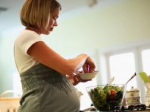 Dieta din timpul sarcinii este foarte importantă pentru sănătatea bebeluşului. Foto: CORBIS