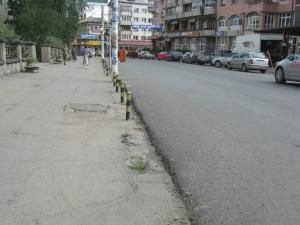 În Câmpulung Moldovenesc drumul este mai înalt decât trotuarele