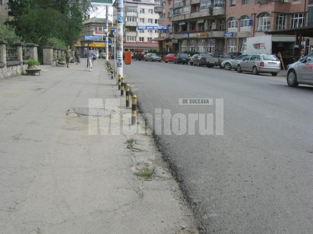 În Câmpulung Moldovenesc drumul este mai înalt decât trotuarele