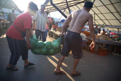 Veniturile luate în calcul de INS le includ atât pe cele băneşti, cât şi pe cele în natură. Foto: ALAMY