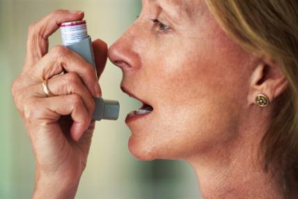 Dacă inhalatorul e folosit incorect, bolnavul nu primeşte doza corectă de tratament. Foto: CREATAS