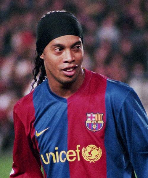 Ronaldinho este momit cu salarii uriaşe