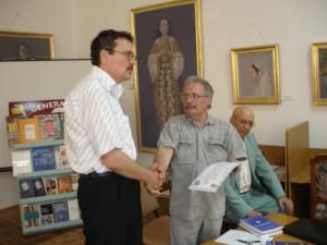 Dr. Mugur Andronic decernând premiul Crucea de Aur, „Omul anului 2007”,  lui Vasile Tărâţeanu