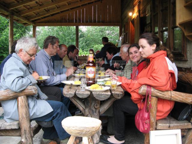 La masa cu tochitură moldovenească