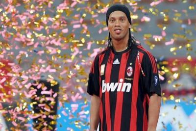 Ronaldinho, primit ca un adevărat star de suporterii lui AC Milan