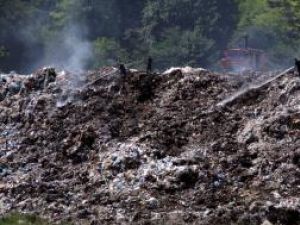 Avertizare: Amenzi usturătoare pentru incendiile de la groapa de gunoi a Sucevei