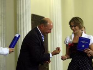 Băsescu a decorat-o pe Maria Olaru pentru medaliile obţinute la Jocurile Olimpice