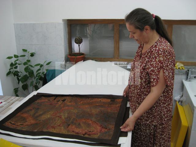 Textilă arheologică, în etapa de consolidare pe suport nou