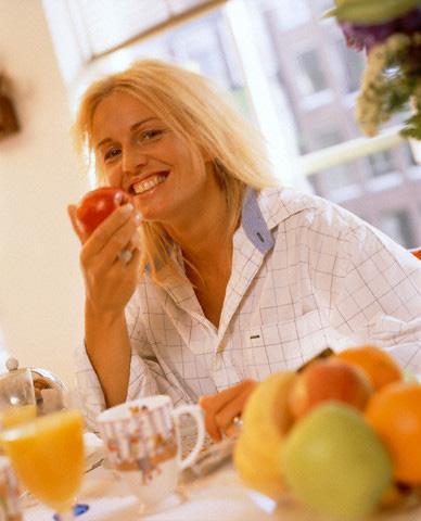 Specialiştii recomandă să consumaţi fructele întregi Foto: ZEFA