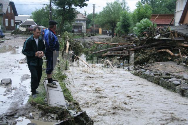 Bătuţi de soartă: S-au urcat în poduri şi s-au rugat la Dumnezeu să scape cu viaţă