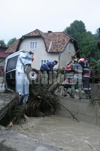 Viitura a luat pe sus şi maşini pe care le-a transformat în adevărate cutii de conserve