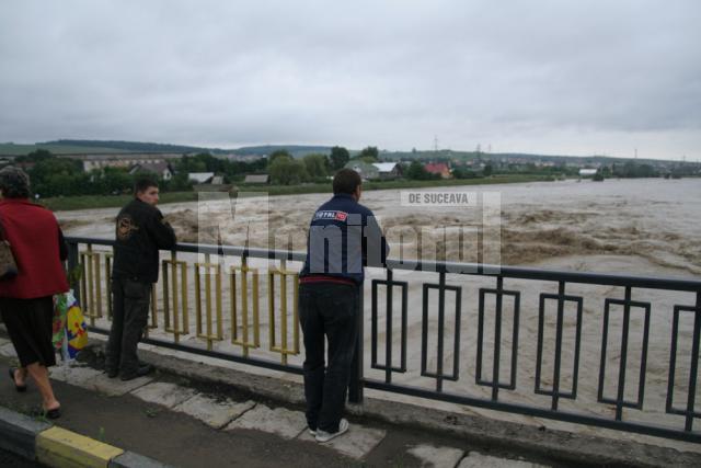 Podurile de la Burdujeni şi Iţcani, ameninţate de vâltoarea apelor