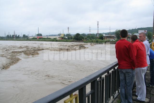 Podurile de la Burdujeni şi Iţcani, ameninţate de vâltoarea apelor