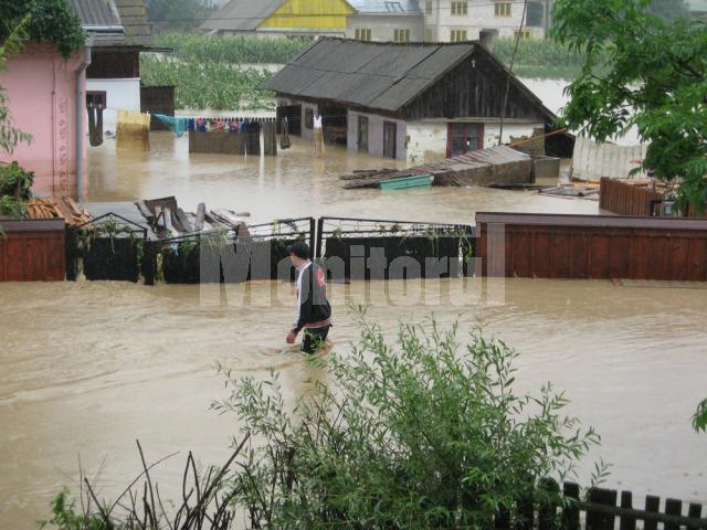 Viitură venită pe râul Suceava a rupt un dig şi apa a năvălit în casele şi curţile localnicilor