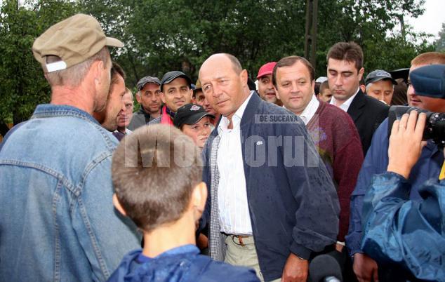 Vizită: Preşedintele Băsescu i-a îmbărbătat pe sinistraţii de pe Remezeu
