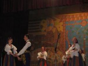 Artiştii din ansamblul „Harnam” promovează caracterul autentic al dansului popular polonez
