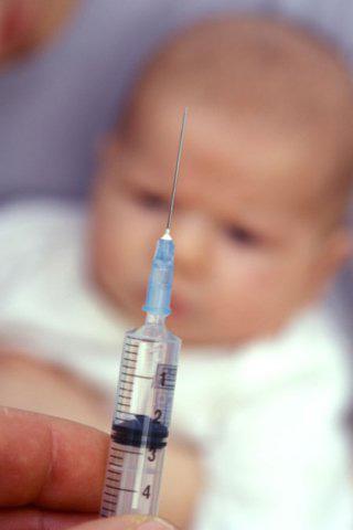 Epidemiile de rujeolă ar putea fi limitate prin vaccinarea copiilor mai devreme. Foto: ALAMY