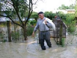 Prutul a inundat sute de gospodării în judeţul Botoşani