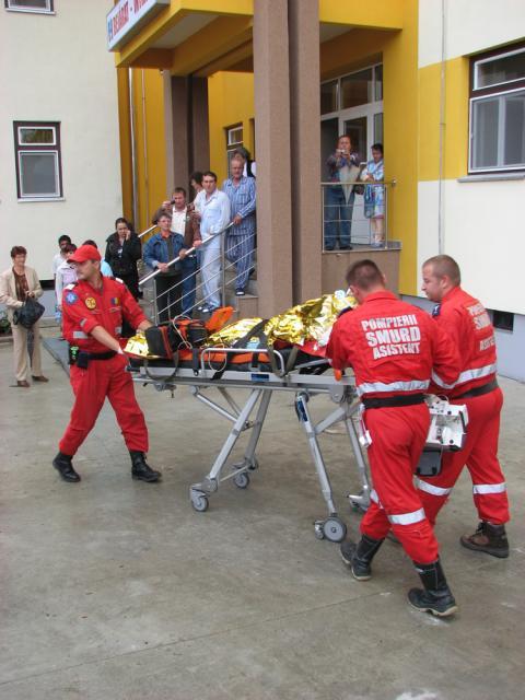 Zece dintre răniţii în urma exploziei de la Gheorgheni au fost aduşi, sâmbătă seară, la Bucureşti. Foto: MEDIAFAX